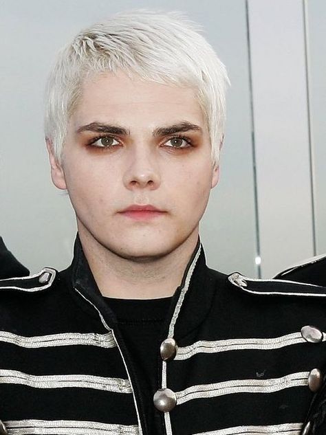 Gerard Way, was never a big fan of the white hair, but I still think he is beautiful Gerard Way Black Parade, The Black Parade, Sass Queen, Comic Book Writer, Emo Trinity, I Love Mcr, Black Parade, Mikey Way, Young Animal