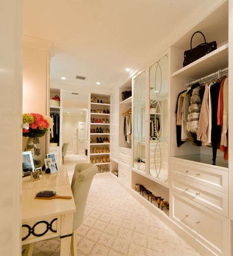 17 Sophisticate and Elegant Woman’s Closet Design Ideas A Walk In Closet, Organiser Son Dressing, Closet Vanity, Things To Wear, Walking Closet, Walk In Closet Design, Closet Room, Dream Closets, Design Room