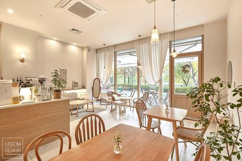 Simple Cafe Interior Design, Aesthetic Cafe Interior, Muji Cafe, Cafe Design Inspiration, Coffee House Design, Simple Cafe, Mini Cafe, Korean Cafe, Bakery Interior