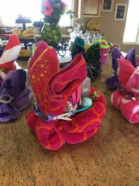 Beach Towel Bunnies...these are the BEST Easter Basket Ideas! Tutus, Beach Easter Basket, Pool Easter Basket, Beach Towel Easter Basket, Towel Easter Baskets, Minnie Mouse Easter Basket, Creative Easter Basket Ideas, Creative Ideas For Kids, Tutu Easter Basket