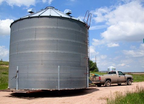 A discussion of how and where to locate used grain bins for various needs, including grain storage and housing. How to tell a good quality grain bin from one of poor quality. Bins listed for sale. Silo Ideas, Silo Homes, Round Homes, Grain Bin House, Bin House, Grain Bins, Garden Shed Diy, Silo House, Grain Silo