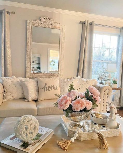 Shabby Chic Apartment Living Room, Chabby Living Room, Country Romance Decor Home Living Room, Romantic Shabby Chic Living Room, Door Closet Ideas, Shabby Chic Living Room Ideas, Shabby Chic Lounge, Chic Living Room Ideas, Romance Decor