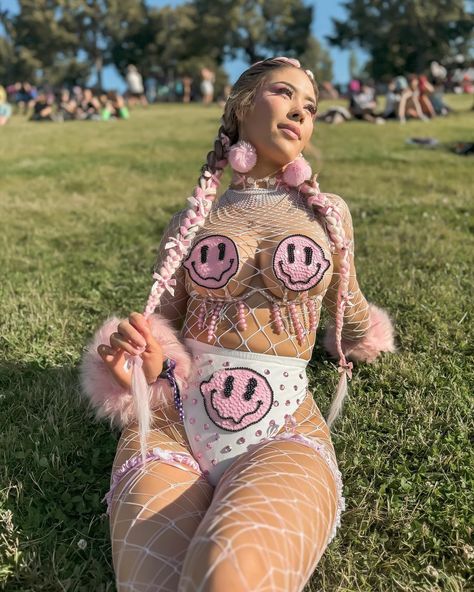 Queen @amandaa.lore in our Trippy set 🎀 #festivalclothing #festivalfashion #festivaloutfit #raveclothing #trippy #ravewear #edcorlando #edc Rave Inspo Outfits, Rave Festival Outfit Ideas, Pink Rave Outfit, Edm Rave Outfits, Tomorrowland Outfit, Wonderland Clothes, Rave Fit, Halloween Parejas, Rave Outfits Edc