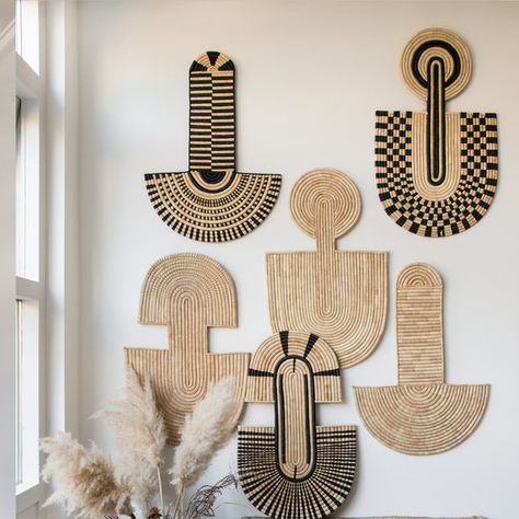 African Interior Design, African Wall Baskets, African Inspired Decor, African Interior, Afrikaanse Kunst, African Home Decor, Wall Mask, Creation Deco, African Decor