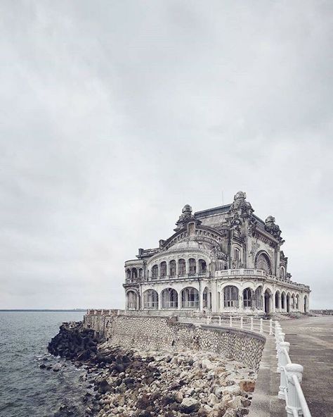 Abandoned Library, Residence Architecture, Villas In Italy, Abandoned Mansion, Old Abandoned Houses, French Castles, Castles In Scotland, Abandoned Castles, Abandoned Mansions