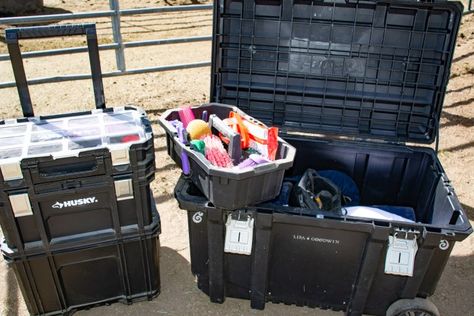 Horse Harness Storage, Horse Show Grooming Tips, Grooming Kit Horse, Grooming Box Horse, 4h Show Box Ideas, Cattle Show Box Ideas, Horse Show Organization, Horse Tack Organization Ideas, Horse Show Stall Setup