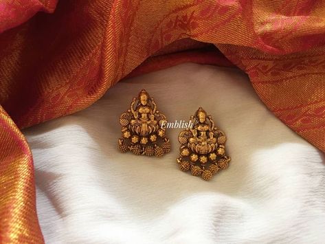 Lakshmi earrings collection Lakshmi Earrings, Diwali Painting, Bangles Diamond, Ear Tops, Temple Jewellery Earrings, Gold Earrings Indian, Antique Gold Earrings, Gold Jhumka Earrings, Ornament Designs