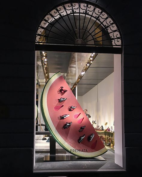 Display Visual Merchandising, Decoration Vitrine, Visual Merchandising Displays, Store Window Displays, Window Display Design, Magazine Vogue, Shop House Ideas, Online Shop Design, Store Windows