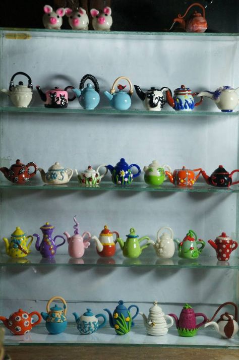 My own 10"x12" display showcase for my mini teapots. Teapot Display, Tea Set Display, Teapot Lamp, Teapot Cake, Polymer Clay Accessories, Toy Tea Set, Mini Tea Set, Creative Inventions, Witch Crafts