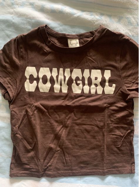 Brandy Melville Graphic Tees, Cowgirl Print, Crop Top Aesthetic, Cowgirl Baby, Cropped Graphic Tees, Brown Crop Top, Rodeo Shirts, Shirt Design Inspiration, Cowgirl Shirts