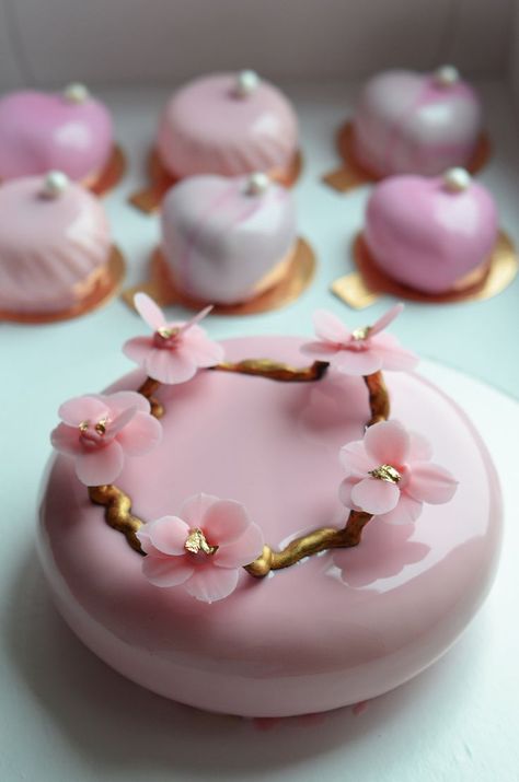 Cake Fancy, Mirror Glaze Cake Recipes, Glaze Cake, Fine Dining Desserts, Decoration Patisserie, Pastel Cupcakes, Mirror Glaze Cake, Mirror Cake, Small Cakes