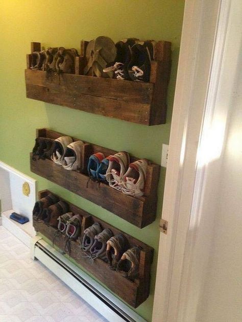 Pallet Shoe Rack, Diy Space Saving, Diy Home Decor For Apartments, Diy Shoe Rack, Apartment Storage, Clever Organizer, Diy Space, Small Space Storage, Living Room Organization