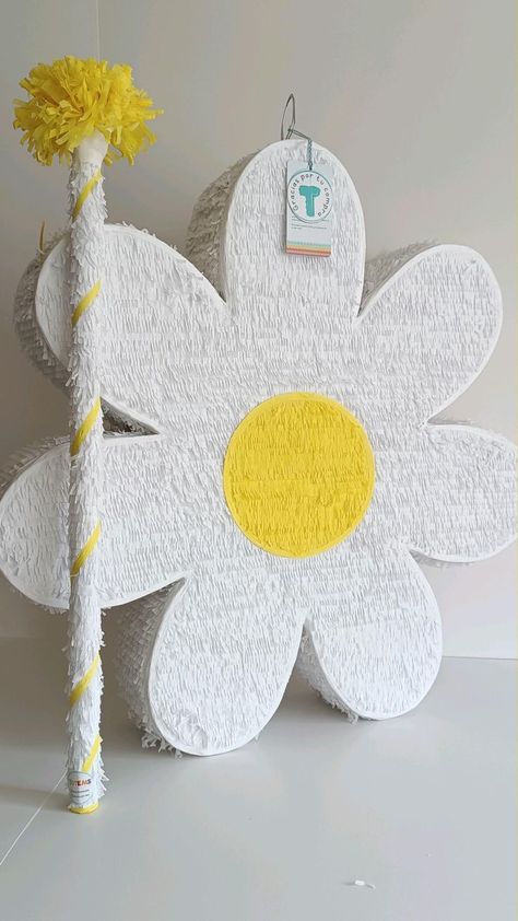 Daisy Pinata, Daisy Birthday Party Ideas, Princess Jasmine Birthday Party, Baby First Birthday Themes, Birthday Pinata, Flower Birthday Party, Jasmine Birthday, Piñata Ideas