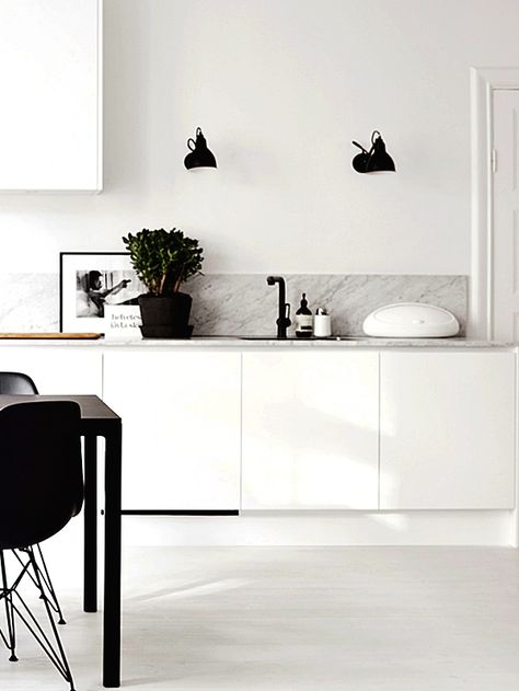 Start today affected great kitchen decorating and styles checklist Dapur Skandinavia, Sakura House, Model Dapur, Black Wall Lights, Kitchen Finishes, Kitchen Surfaces, Black And White Interior, Ideas Hogar, Scandinavian Kitchen