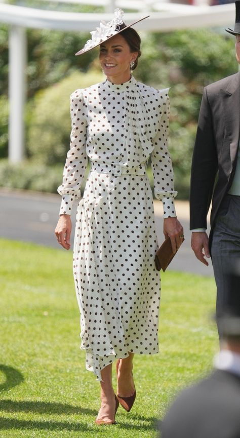 Queen Elizabeth Dress, White Polka Dot Dress Outfit, Vestidos Kate Middleton, Polka Dot Dress Outfit, Style Kate Middleton, Kate Middleton Hats, Estilo Blair Waldorf, Kate Middleton Style Outfits, Polka Dot Dresses