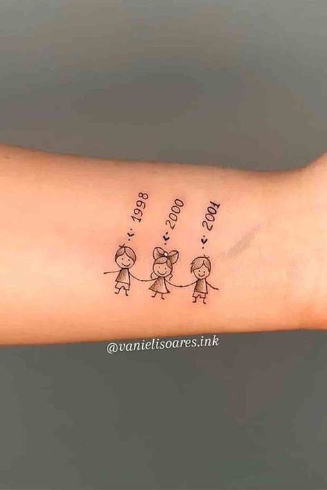 Tattoo Para Mae, Meaningful Tattoos For Moms With Kids, Child Tattoo Ideas For Women, Unique Tattoos For Moms With Kids, 3 Kids Tattoo Ideas Mom, 2 Kids Tattoo Ideas For Moms, Grandma Tattoo For Grandkids, Parents Tattoo Ideas, Family Initial Tattoo Ideas