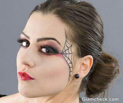 Spiderweb make up Eye Makeup Halloween, Spider Web Makeup, Spider Makeup, Make Up Diy, Creative Halloween Makeup, Halloween Make-up Looks, Dramatic Eye Makeup, Halloween Eye Makeup, Witch Makeup