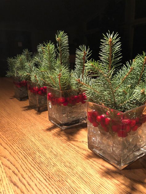 Christmas Centerpieces Party, Simple Centerpiece Christmas, Simple Xmas Table Decor Centerpieces, Cranberry Christmas Centerpieces, Pine And Cranberry Centerpieces, Christmas Work Party Centerpieces, Simple Christmas Centerpiece Ideas, Company Holiday Party Table Decor, Christmas Centerpieces For Work Party