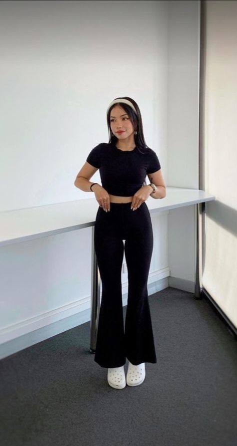 What to wear with flare leggings for school? Buy black flare leggings here ⬇️ Whole Black Outfit, Black Flare Outfit, White Platform Crocs, Black Flares Outfit, Black Flare Leggings Outfit, Black Flare Pants Outfit, Flair Leggings Outfit, How To Style Crocs, Flare Pants Outfits