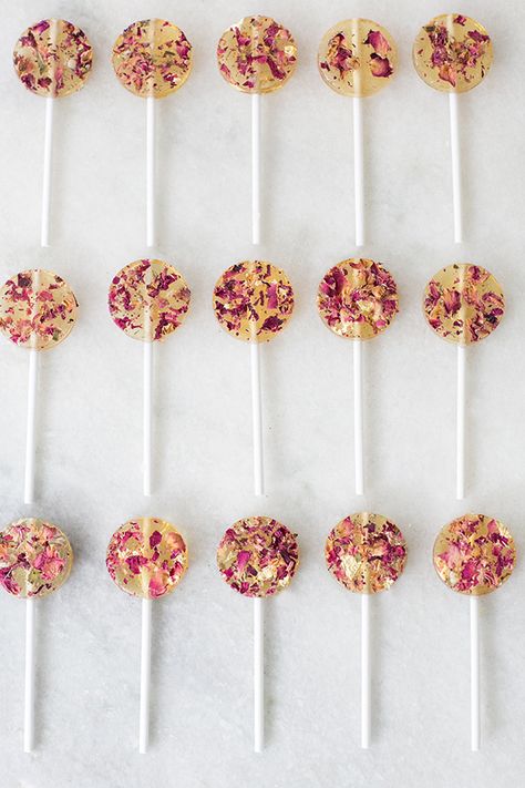 overhead shot of rows of edible flower lollipops Lollipops Diy, Homemade Lollipops, Lollipop Recipe, Floral Garden Party, Edible Flowers Recipes, Pretty Candy, Edible Roses, Swirl Lollipops, Lollipop Mould