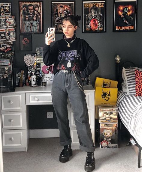 Ariana Magee-Ginn (@ariana_magee) • Photos et vidéos Instagram Jeans Goth Outfit, Goth Outfits Winter, Simple Goth Outfit, Goth Outfits Casual, Grungy Outfit, Rock Star Outfit, Casual Goth, Goth Outfit, Egirl Outfits