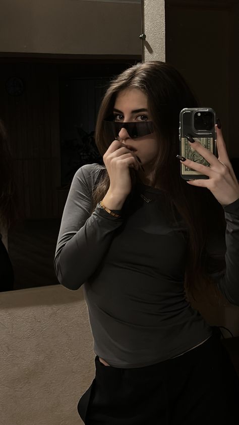 Iphone 14pro Mirror Selfie, Iphone 14pro Black, Clear Phone Case Ideas Black Iphone, Iphone 15 Pro Mirror Selfie, Black Iphone Aesthetic Case, Iphone X Mirror Selfie, Iphone X Mirror Selfie Aesthetic, Iphone Mirror Pics, Iphone Mirror Selfie Aesthetic