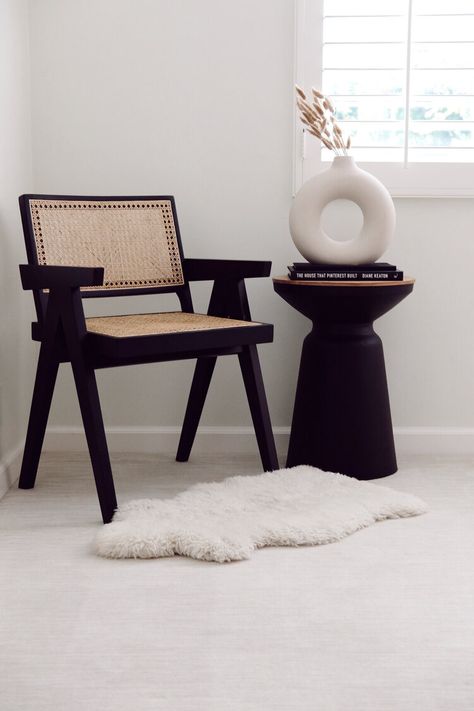 Contemporary Living Room Chairs, Rattan Bedroom, Black Bedroom Decor, Chair And Table, Interior Design Per La Casa, Black Side Table, Summer Home Decor, White Room, Design Del Prodotto