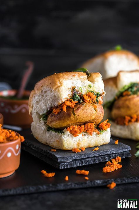 Vada Pav Recipe, Potato Sandwich, Indian Food Photography, Pav Recipe, Desi Street Food, Potato Filling, Mumbai Street Food, Pani Puri, Indian Street Food