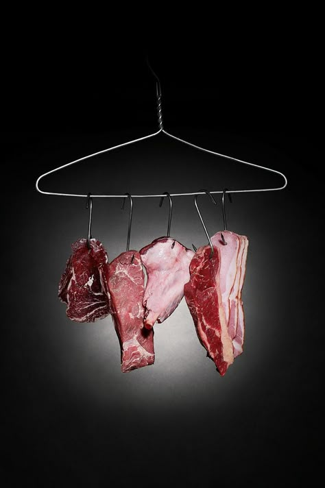 Meat Art, Dark Food Photography, Raw Meat, Meat Shop, Photo Food, Food Photography Inspiration, Food Concept, Photography Food, Food Photography Styling