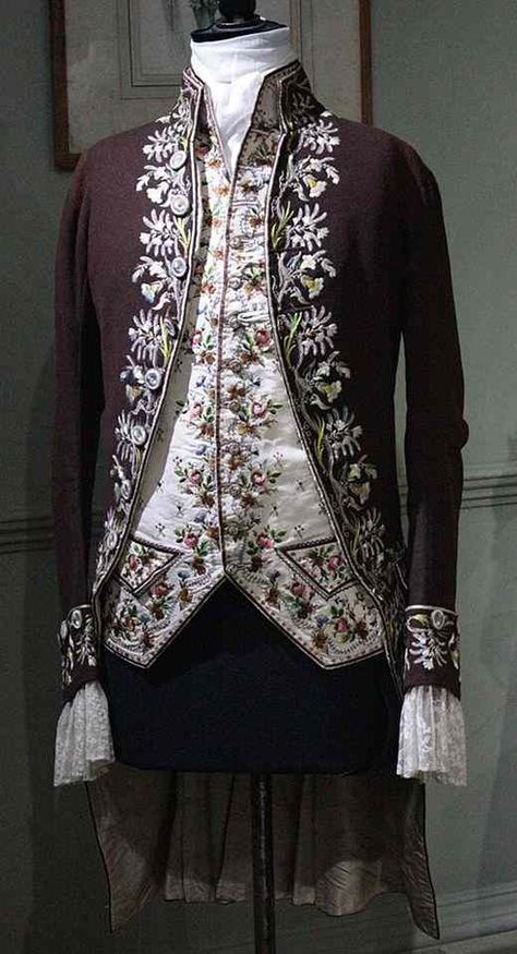 Roccoco Dresses, 1700 Dress, Muar, Rococo Fashion, 18th Century Clothing, Embroidered Suit, 18th Century Fashion, Frock Coat, Period Outfit