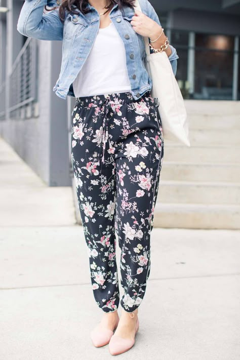 How to style floral joggers - spring outfits- My Style Vita @mystylevita Floral Joggers Outfit, Floral Pants Outfit, Floral Joggers, Joggers Outfit, Hijabi Outfits, Womens Clothes, Style Blogger, Pantalon Large, Floral Pants