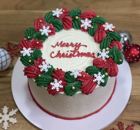 Christmas Cake Designs 2022, Minimalist Christmas Cakes, Simple Xmas Cake Designs, Christmas Cakes Simple, Christmas Cakes Buttercream, Xmas Cake Decorating Ideas Simple, Simple Christmas Cake Ideas, Christmas Cake Ideas Decoration Simple, Christmas Cake Designs Simple