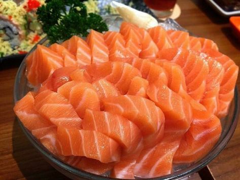 Salmon Sashimi, Raw Fish, God Mat, Sushi Recipes, Food Drinks Dessert, Food Plating, Food Obsession, Cafe Food, Pretty Food