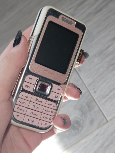 2000s Gadgets, Pink Nokia, 2000s Technology, Japanese Cell Phones, Flip Phone Aesthetic, Future Electronics, Old Iphone, Film Camera Photography, Nokia Phone