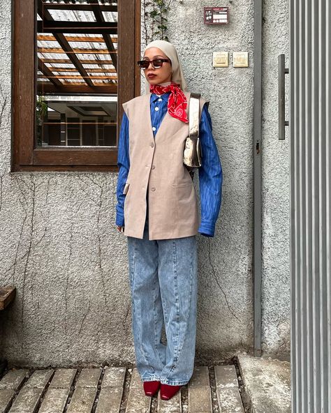 oh, hello 👋🏼 it‘s me again! happy Tuesday! outfit deetz: blue shirt —— @pedasss.atelier vest —— @achete.de.nous jeans —— @mm6maisonmargiela bag —— @scipaprock . . . . . . . office outfit. casual business inspo. layering. modest fashion. outfit inspo. Tuesday Outfit, Finger Henna Designs, Finger Henna, Blue Jean Outfits, Office Outfit, Layering Outfits, Happy Tuesday, Hijab Outfit, Outfit Casual