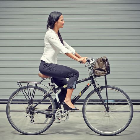 women's bike pants!  screw levi's and their notion that only men are interested in fashionable non-lycra bike wear. Outfits Mit Leggings, Bicycle Chic, Bike Pants, Urban Cycling, Pretty Bike, Cyclocross Bike, Biking Outfit, Cycle Chic, Riding A Bike