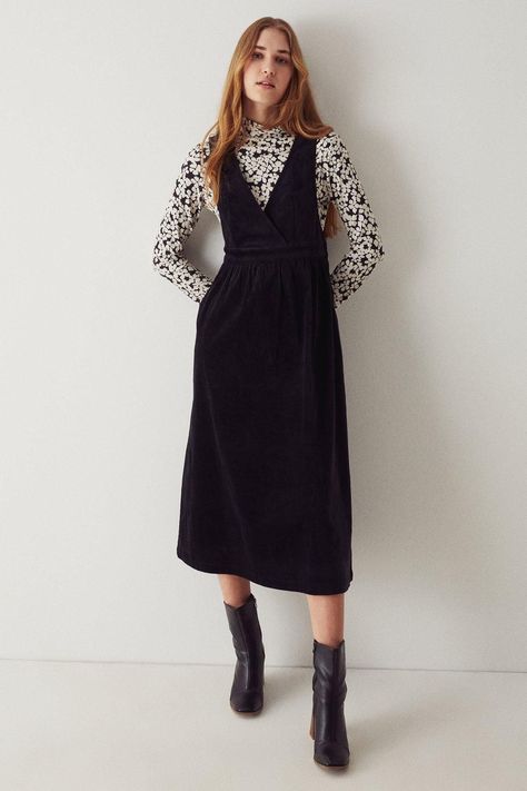 Denim Dress With Turtle Neck, Style Black Dress Casual, Layering With Dresses, Black Midi Dress Outfit Winter, Winter Midi Dress Outfit, Black Pinafore Dress Outfit, Courdory Dress Outfit, Courdory Dress, Pinafore Dress Outfit Winter