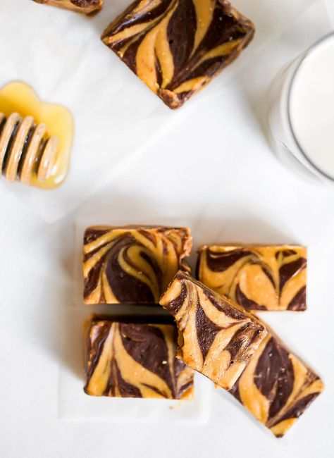 Healthy Peanut Butter Freezer Fudge: 4 Ingredients Healthy Fudge Recipe, Honey Fudge, No Bake Fudge, Easy Fudge Recipe, Freezer Fudge, Healthy Fudge, Dessert Quick, Easy Fudge, Healthy No Bake