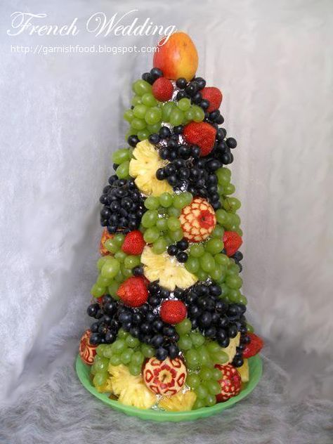 french wedding fruit tower Apple Garnish, French Meals, Fruit Tower, Wedding Fruit, Edible Fruit Arrangements, Fruit Buffet, Fresh Fruit Cake, Fruit Centerpieces, Decorações Com Comidas