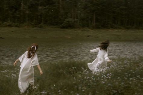 طابع بريدي, Fotografi Vintage, Davao, Poses References, Green Gables, White Dresses, 영감을 주는 캐릭터, The Grass, Nature Aesthetic