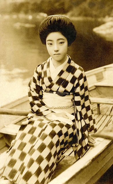 Japanese Art Deco, The Kimono Gallery, Kimono Gallery, Taisho Period, Japanese Traditional Clothing, Taisho Era, Japanese Photography, Japanese History, Old Photography