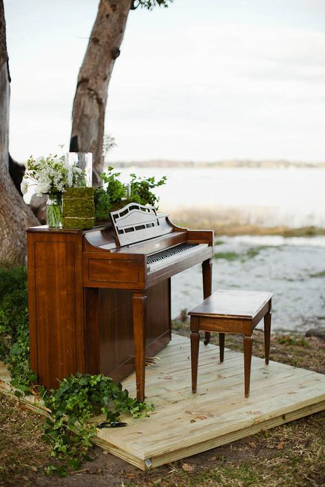 Piano In The Garden, Live Piano Wedding, Instrument Room, Piano Wedding, Piano Photography, Piano Decor, Piano Recital, French Country Dining, Piano Room