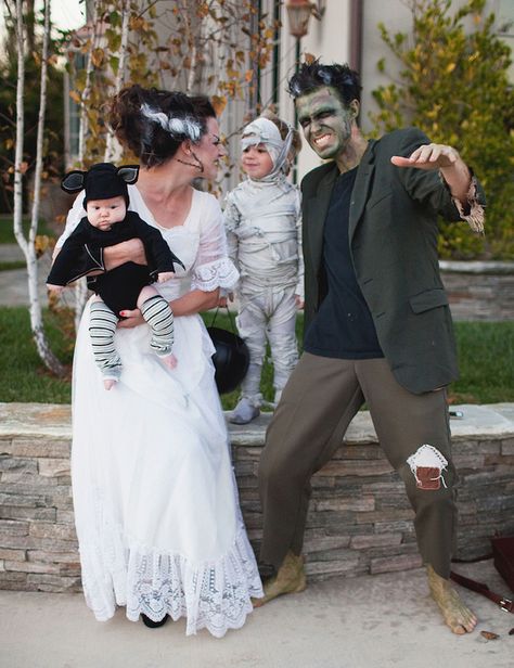 How great are these spooky monster costumes? Family Costumes Diy, Diy Fantasia, Frankenstein Costume, Baby Kostüm, Monster Costumes, Creative Costumes, Halloween Costumes Makeup, Costume Diy, Costume Themes