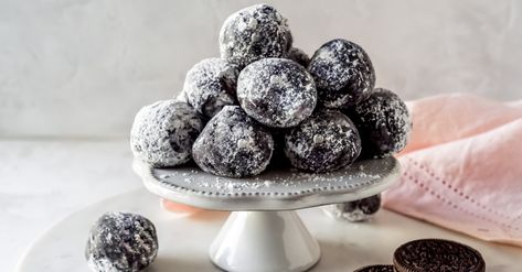 Snowball OREO Cookie Balls - Easy No Bake Dessert! Oreo Snowballs, Oreo Cookie Balls Recipe, Cookie Balls Recipe, Oreo Cookie Flavors, Oreo Cookie Balls, Oreo Dessert Recipes, Cookie Balls, Dessert Oreo, Apple Recipes Easy