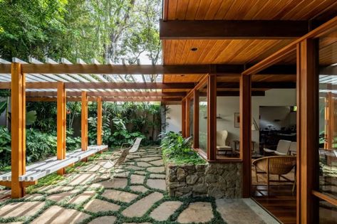 Mid Century Pergola, Mid Century Modern Patio, Modern Courtyard, Midcentury House, Modern Pergola, Pergola Attached To House, Rustic Stone, Modern Backyard, Modern Patio