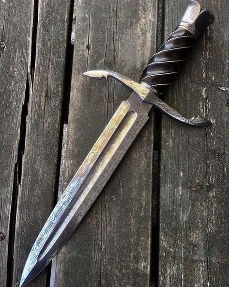 Escudo Viking, Fantasy Dagger, Beginning Of Fall, Pretty Knives, Types Of Knives, Traditional Archery, 2 Friends, Dagger Knife, Cool Swords