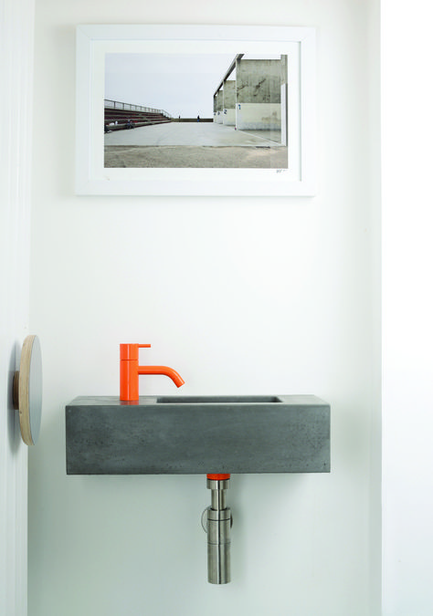 https://www.archdaily.com/921603/cement-sinks-color-and-texture-of-pigmented-concrete-in-bathroom-space/5d35b0b5284dd1710e000201-cement-sinks-color-and-texture-of-pigmented-concrete-in-bathroom-space-image Cement Sink, Concrete Bathroom, Concrete Sink, Concrete Basin, Bad Inspiration, Concrete Design, Bathroom Basin, Bathroom Colors, House Bathroom