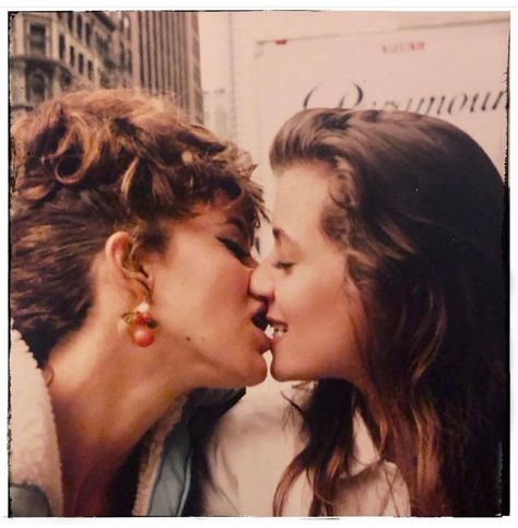 Jennifer Grey (Jeannie Bueller) and Mia Sara (Sloane Peterson) behind the scenes of Ferris Bueller's Day Off (1986) Jeanie Bueller, Alan Ruck, Mia Sara, Ferris Bueller’s Day Off, Taken Film, Ferris Bueller's Day Off, Throwback Photos, Jennifer Grey, Life Moves Pretty Fast