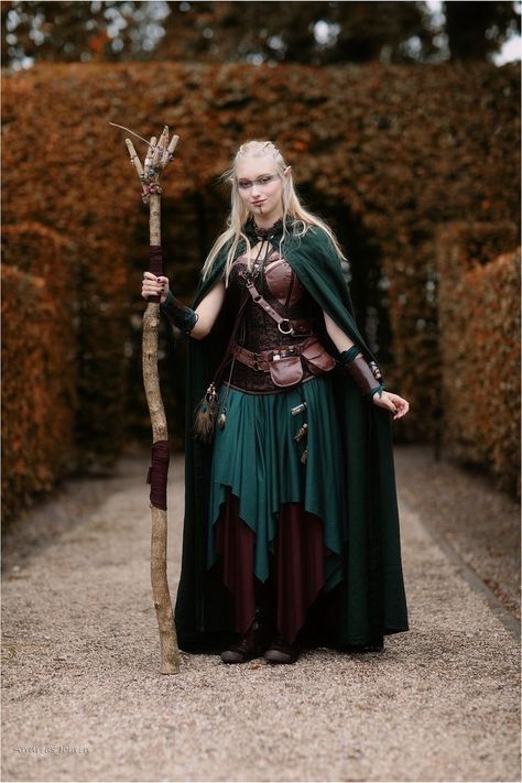 Elf Costume Women Halloween, Elf Druid Cosplay, Larping Costume Female, Women Elf Costume, Wood Elf Costume Women, Elf Larp Costume, Woodland Elf Cosplay, Druid Cosplay Diy, Elven Costume Women