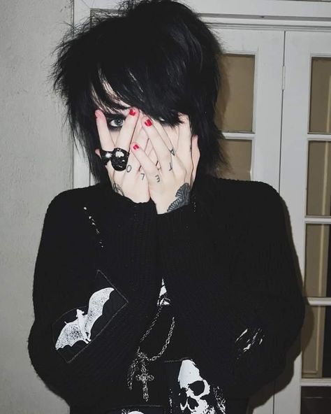 Johnnie Guilbert, Hair, Black